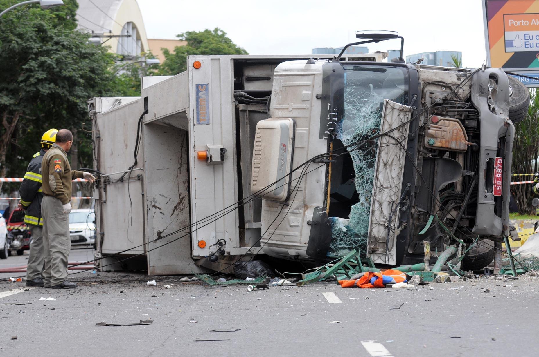 	Caminh&atilde;o tomba na Azenha, mata uma crian&ccedil;a e deixa uma idosa ferida