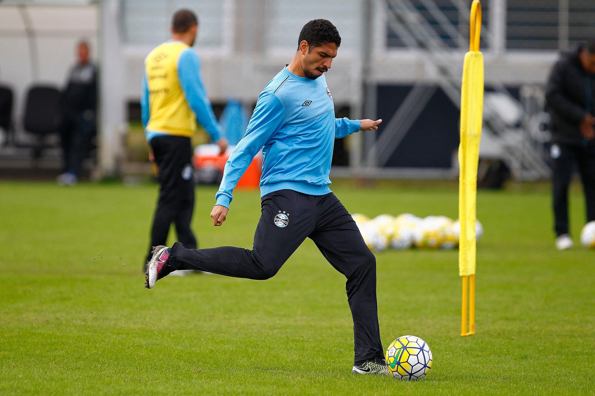 Zagueiro Wallace deve estrear pelo Gr&ecirc;mio