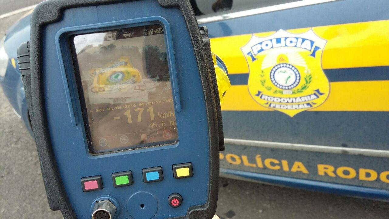 Ve&iacute;culo estava a 171 km/h num trecho de 100 km/h