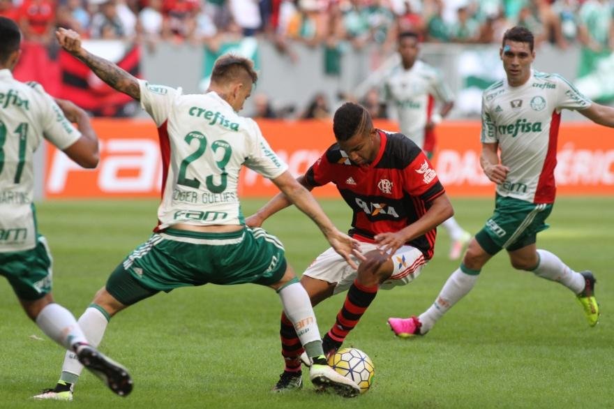 Verd&atilde;o anotou 2 a 1 com futebol ofensivo e ultrapassou o rubro-negro carioca