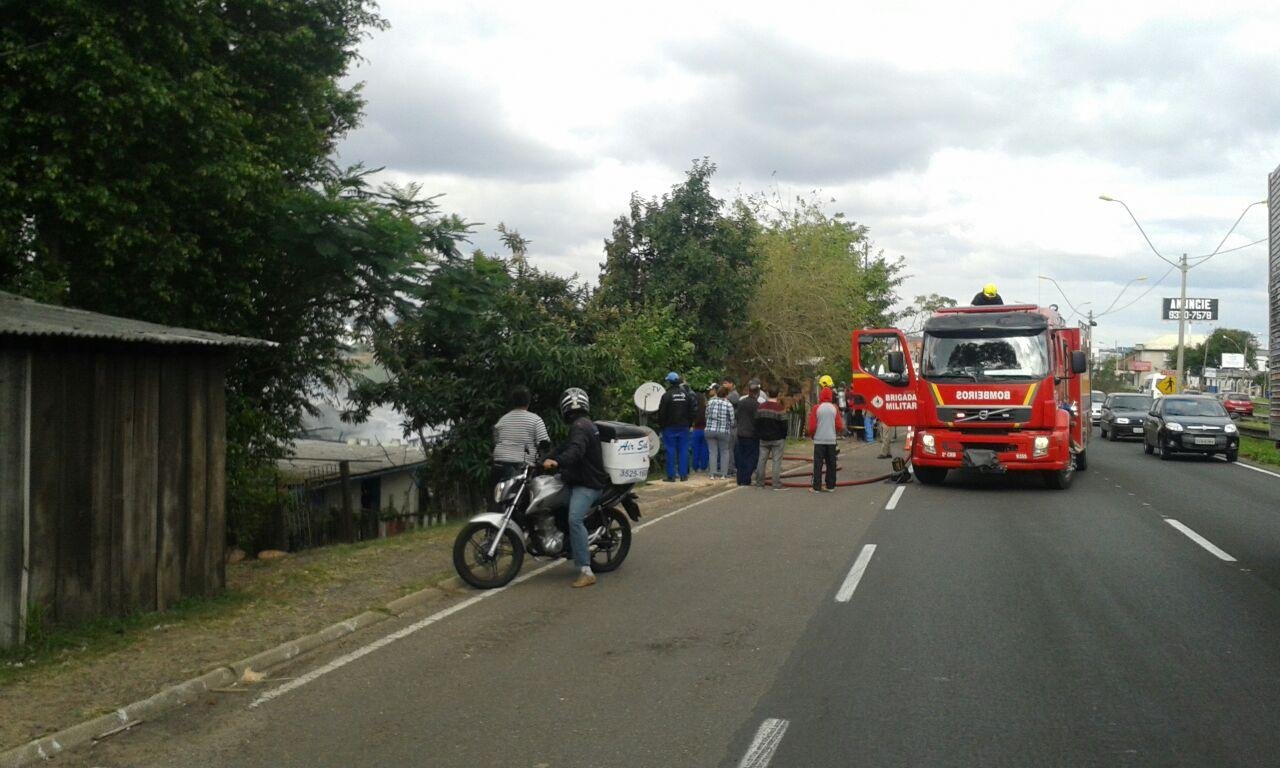 Inc&ecirc;ndio destr&oacute;i resid&ecirc;ncia e danifica outras duas em S&atilde;o Leopoldo