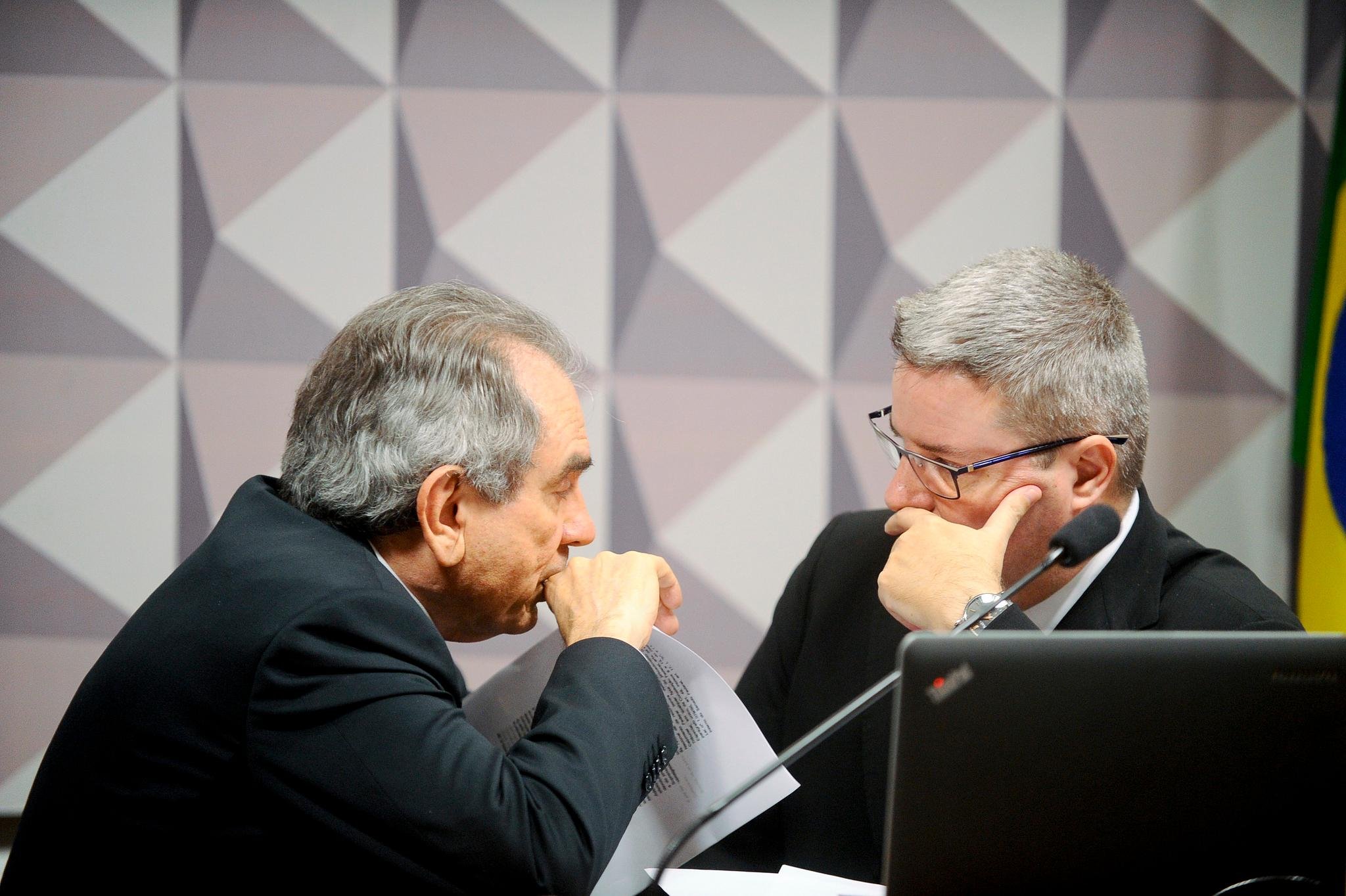 Raimundo Lira (E) conversa com o relator do processo no Senado, Antonio Anastasia
