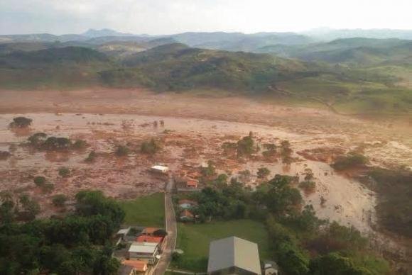 Diques de conten&ccedil;&atilde;o provis&oacute;rios foram instalados pela Samarco, mas essas estruturas esgotaram rapidamente sua capacidade de armazenamento