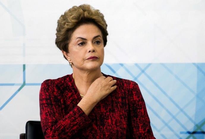 	Presidente afastada e oito membros de sua equipe v&atilde;o embarcar em Bras&iacute;lia na viagem