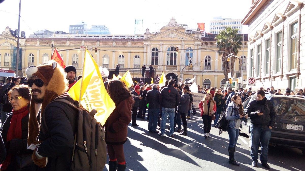 Servidores municipais protestam por reajuste salarial em Porto Alegre