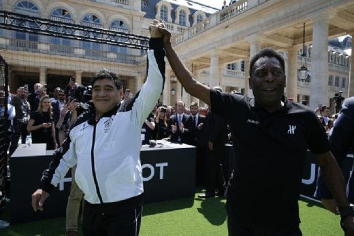 Pel&eacute; e Maradona se enfrentam em partida na v&eacute;spera da Eurocopa