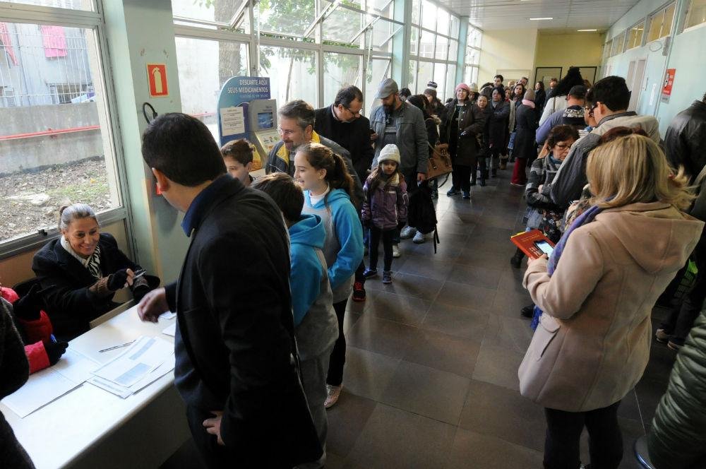 Postos de sa&uacute;de registraram extensas filas na manh&atilde; desta quinta-feira