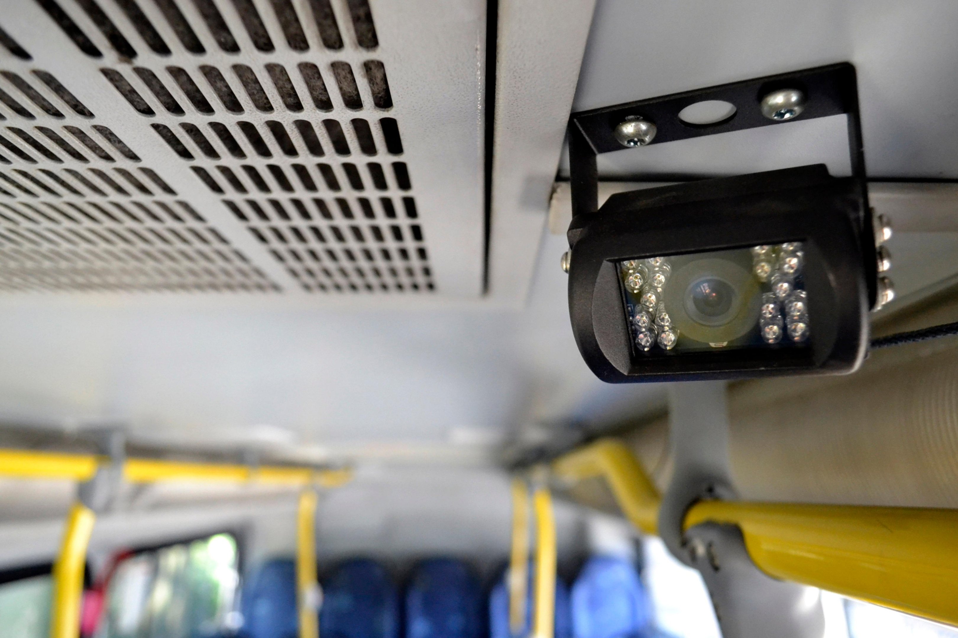 C&acirc;meras do &ocirc;nibus provaram que a universit&aacute;ria desceu sozinha do coletivo