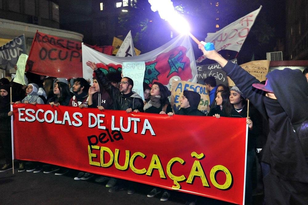 Manifesta&ccedil;&atilde;o esteve em frente ao Pal&aacute;cio do Piratini reivindicando melhorias na educa&ccedil;&atilde;o