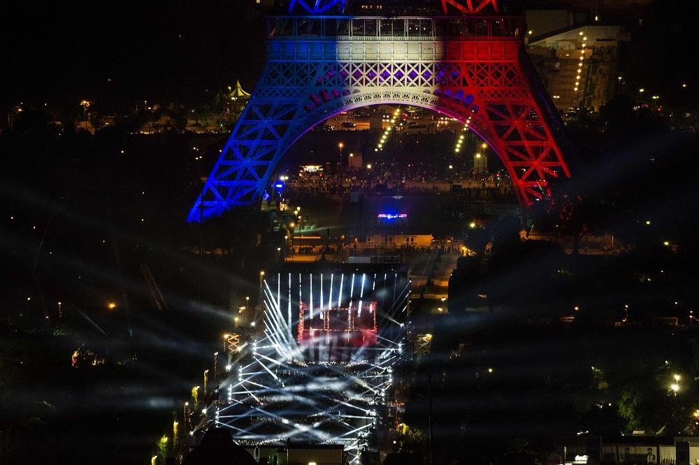 Show em fan zone diante da Torre Eiffel celebrou in&iacute;cio da Euro em Paris