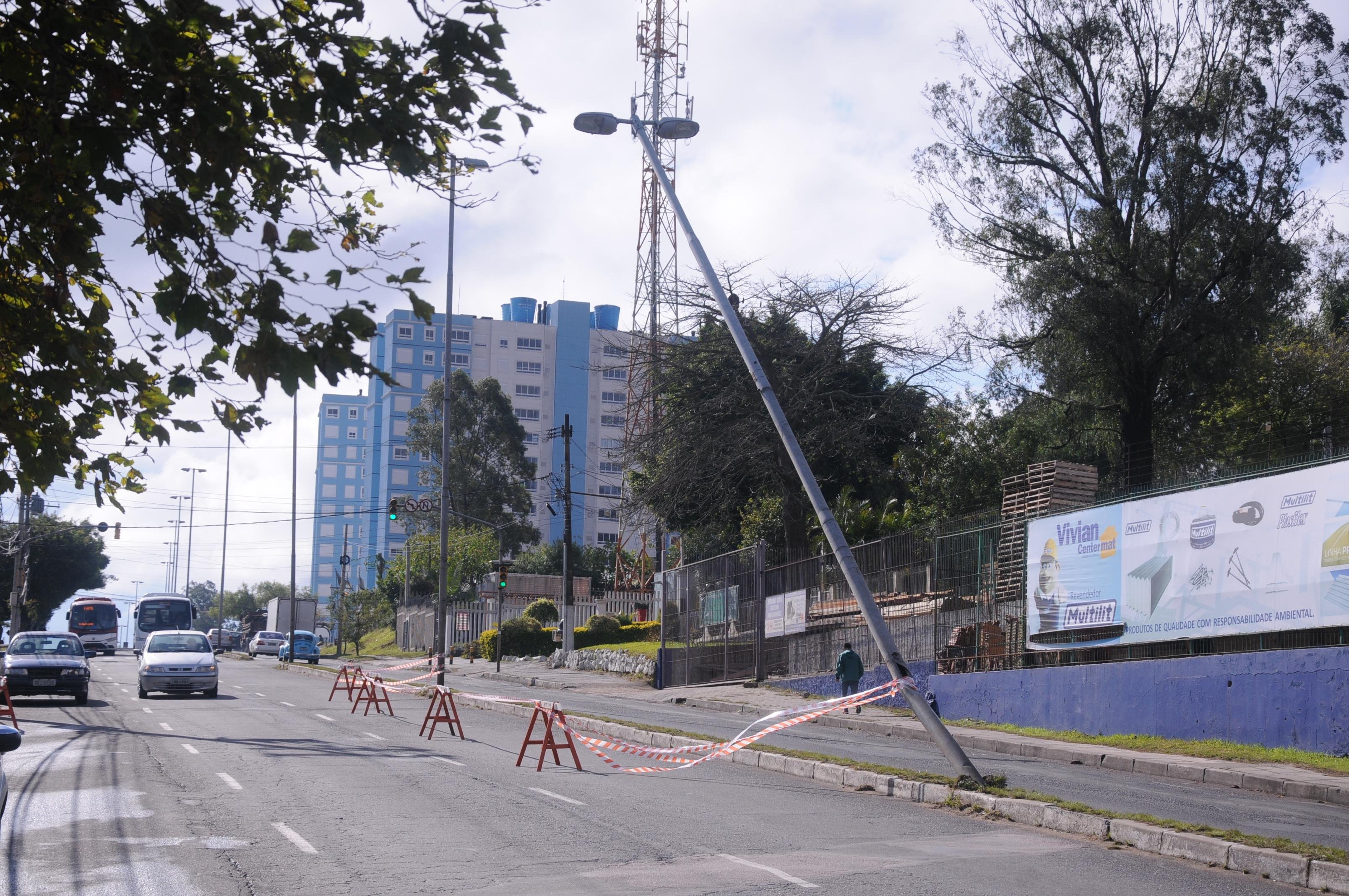 Carro colide contra um poste na zona Norte e estrutura fica pendente