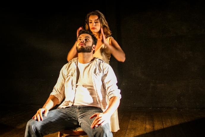  Gabriela Chaves e Leo Peralta interpretam o casal da pe&ccedil;a