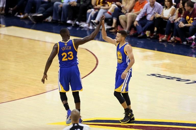 Warriors derrotam Cavaliers e ficam a uma vit&oacute;ria do bicampeonato da NBA