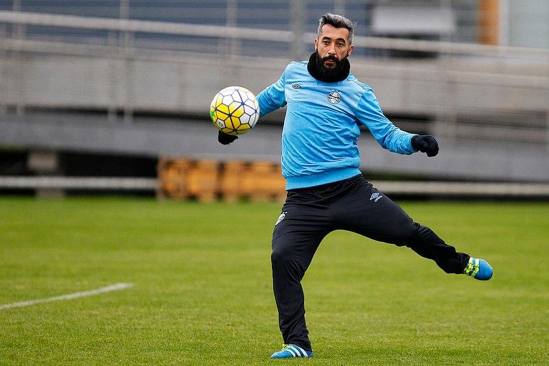 Douglas ser&aacute; titular do Gr&ecirc;mio que enfrenta o Fluminense