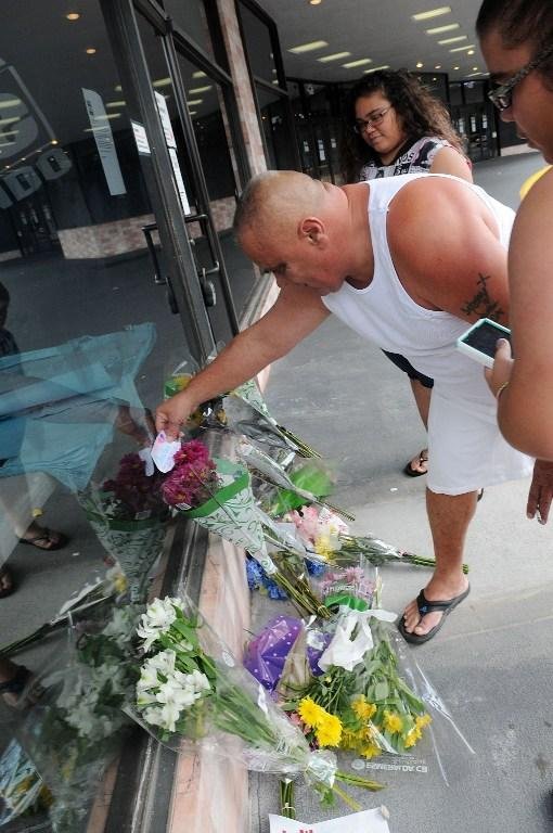 F&atilde;s colocaram flores no local onde os disparos aconteceram