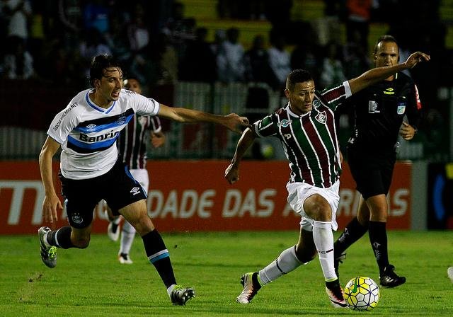 Tricolor abriu o placar com um homem a menos, mas cedeu o 1 a 1 no segundo tempo