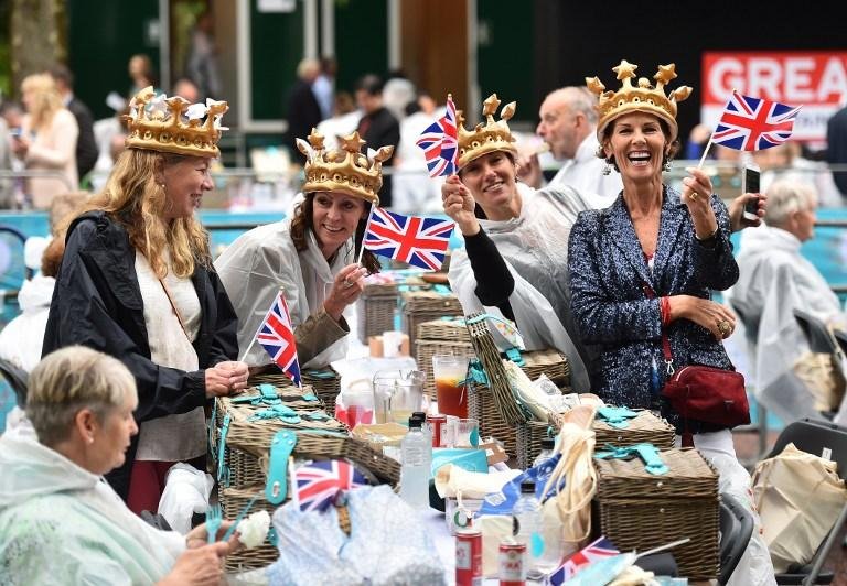 Apesar da chuva, 500 mesas foram ocupadas em frente ao Pal&aacute;cio de Buckingham neste domingo 