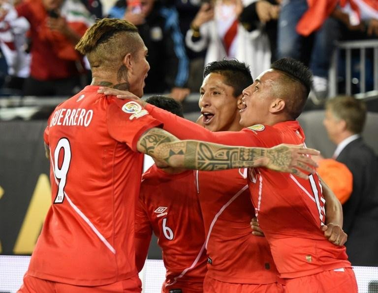  	Peru marcou gol de m&atilde;o e desclassificou o Brasil da Copa Am&eacute;rica 100 anos