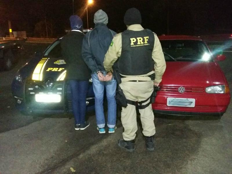 Casal &eacute; preso ap&oacute;s furtar carro para passar Dia dos Namorados