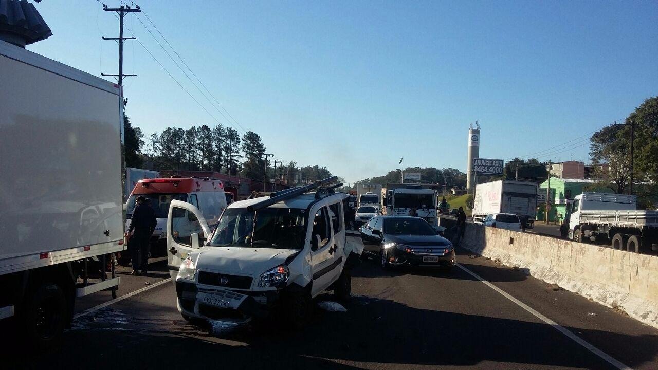 Acidente envolvendo quatro ve&iacute;culos na BR 116 deixa dois feridos