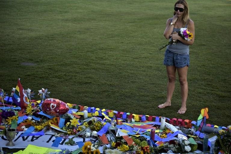 Homenagem &agrave;s v&iacute;timas seguem em Orlando