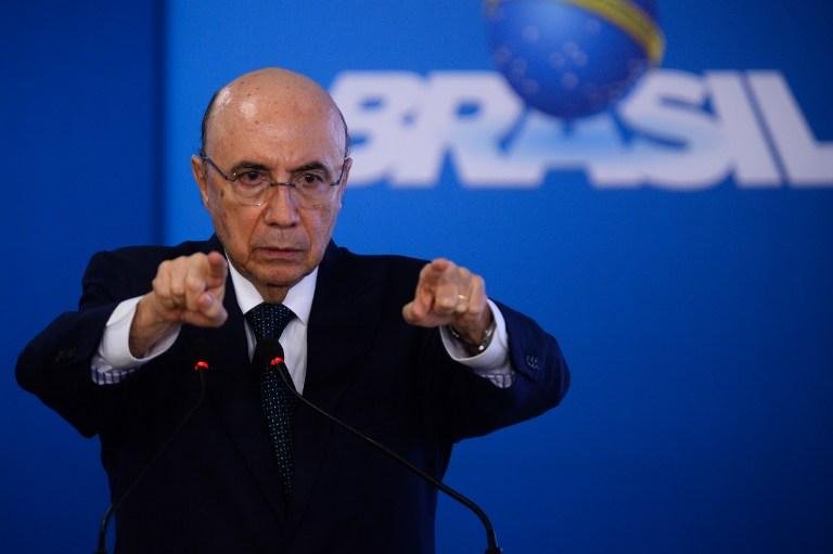 Proposta de fim do abono salarial est&aacute; superada, diz Meirelles