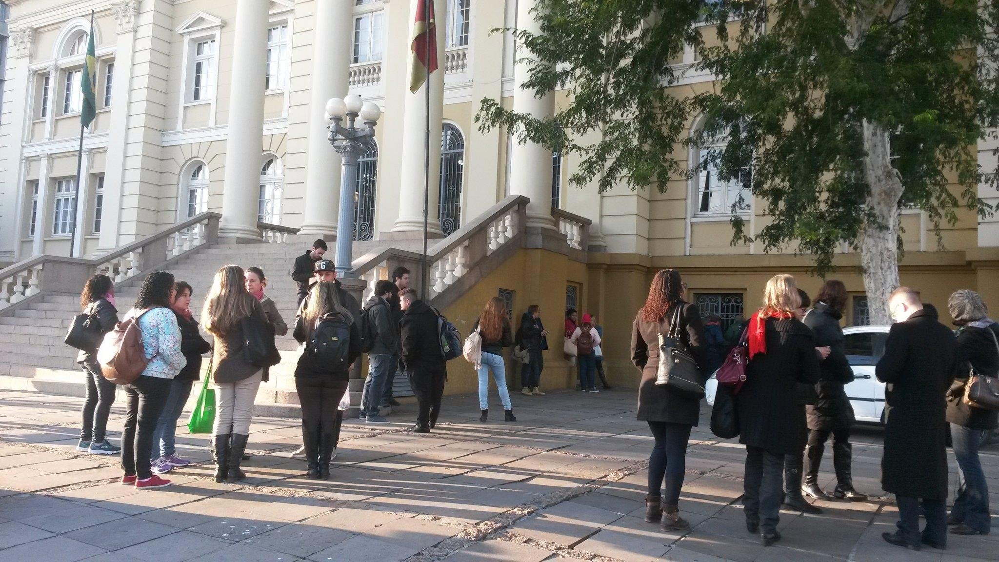 Estudantes ocupam pr&eacute;dio da Secretaria da Fazenda do RS