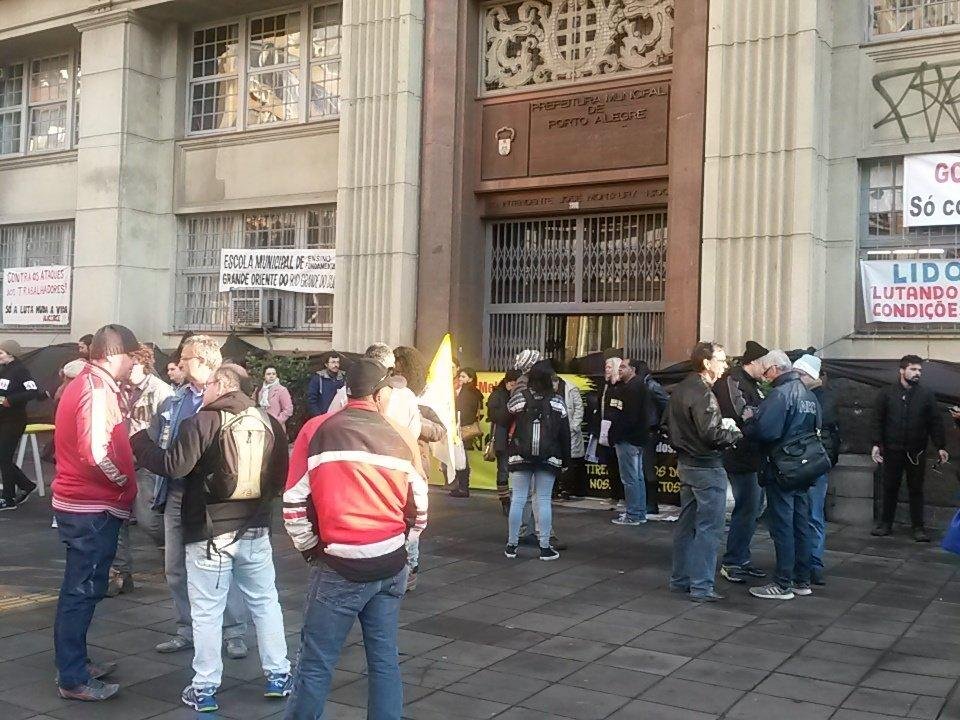 Municip&aacute;rios bloqueiam pr&eacute;dio da Secretaria Municipal de Administra&ccedil;&atilde;o