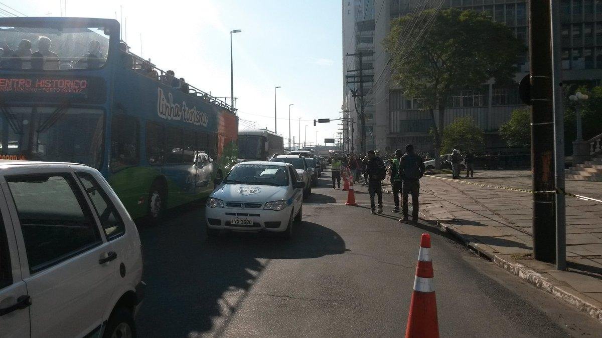 BM isola pr&eacute;dio p&uacute;blico ocupado por estudantes em Porto Alegre