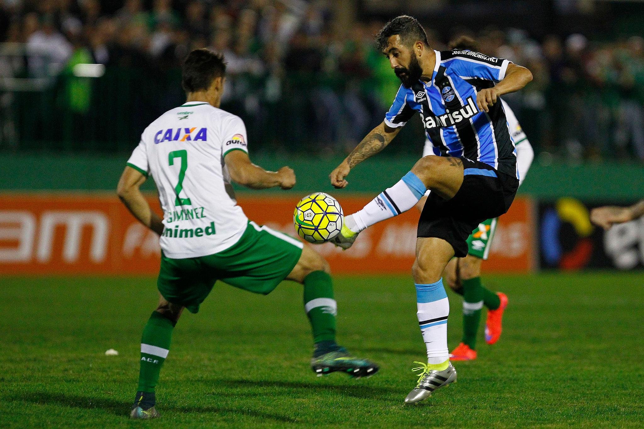 Tricolor saiu na frente, mas voltou a sofrer com a bola a&eacute;rea, deixando dois pontos escaparem
