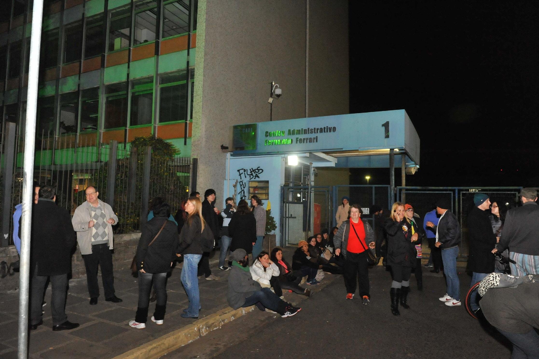 Professores garantem que s&oacute; deixam local se proposta concreta for oferecida pelo governo do estado