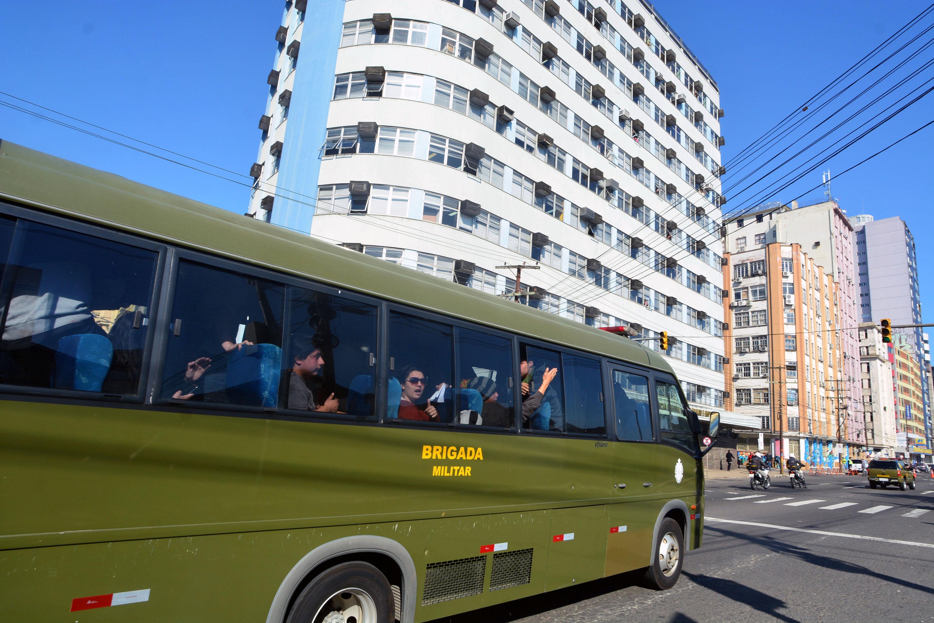 Grupo foi detido durante a&ccedil;&atilde;o da BM para remover protesto de estudantes em Porto Alegre