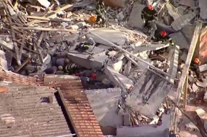 Bombeiros buscam h&aacute; 18 horas mulher soterrada em desabamento de igreja 