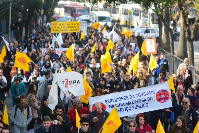 Municip&aacute;rios fazem caminhada pelas ruas centrais de Porto Alegre	
