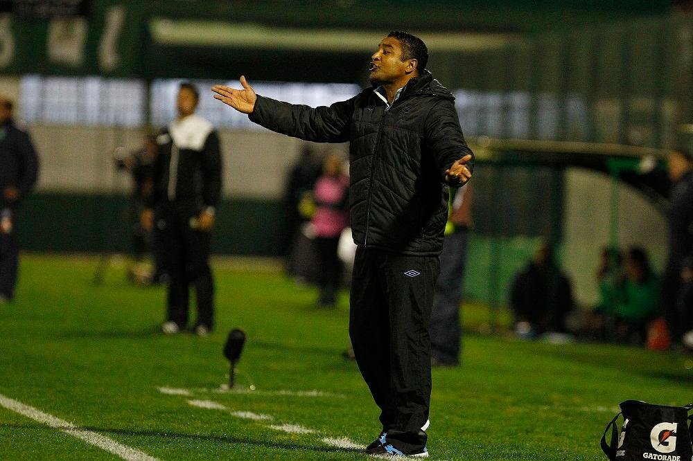 Corinthians faz proposta, mas Roger permanece no Gr&ecirc;mio