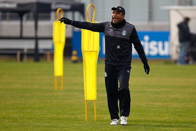 Roger treinou bola a&eacute;rea no treinamento do Gr&ecirc;mio desta quinta