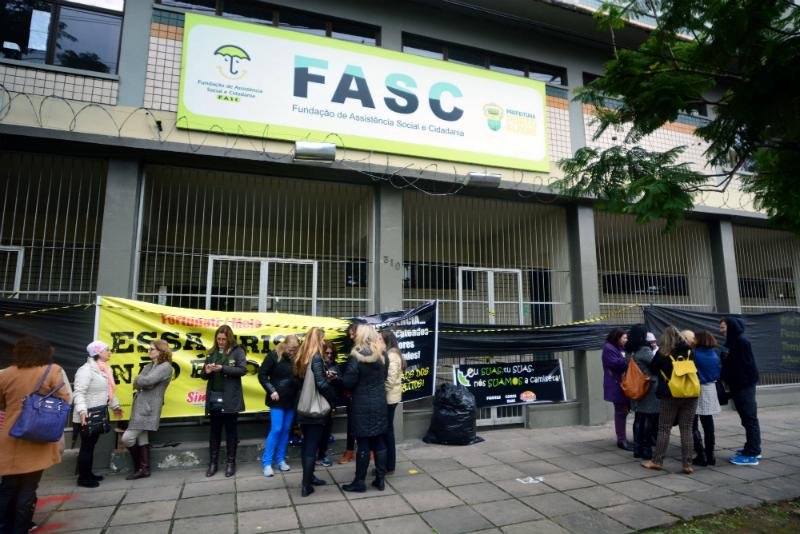 Servidores da Fasc bloqueiam sede em Porto Alegre