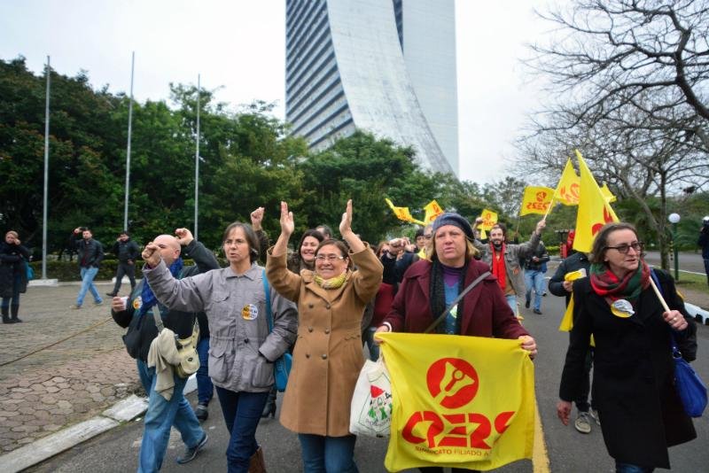 Professores desocupam Caff, mas mant&ecirc;m greve 