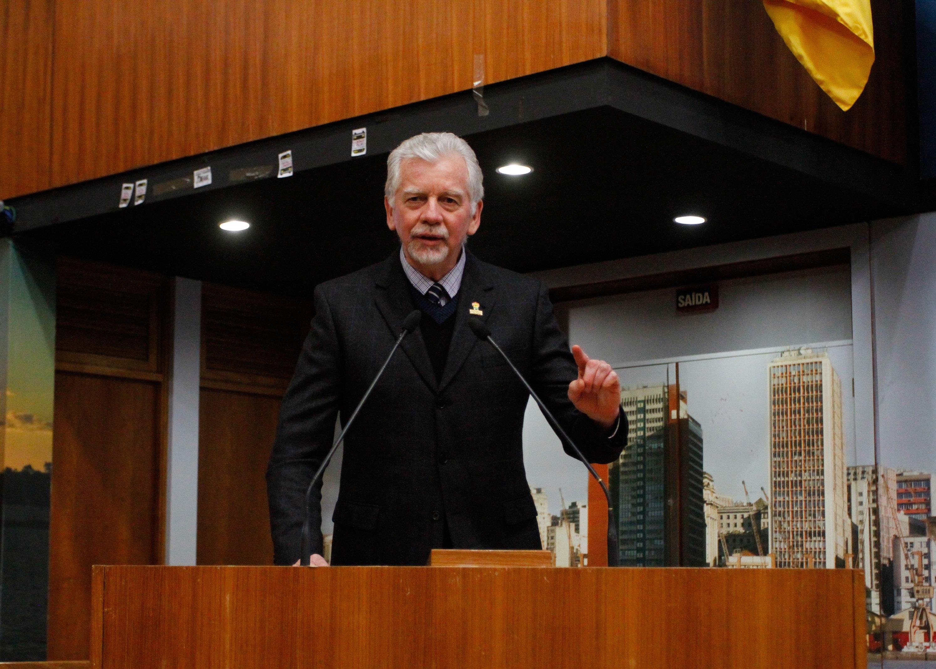 Prefeitura n&atilde;o negociar&aacute; enquanto servi&ccedil;os assistenciais forem afetados, diz Fortunati