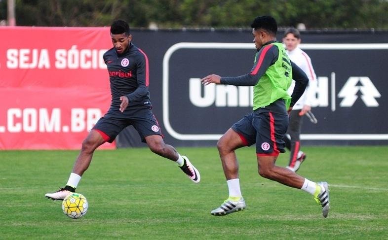 Artur volta ao time ap&oacute;s ficar no banco na vit&oacute;ria contra Alt&eacute;tico-MG