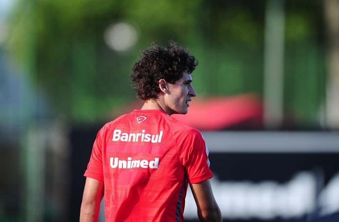 Apesar da lideran&ccedil;a isolada, Dourado lembra que &eacute; preciso ter cautela