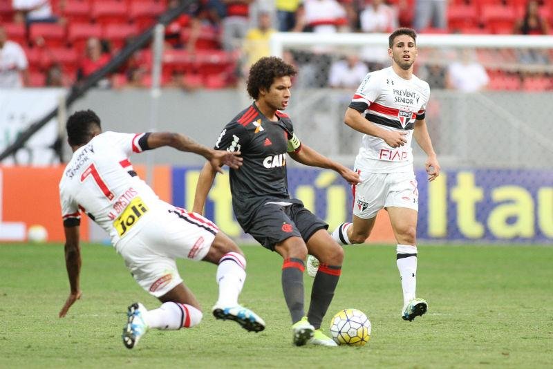 Em Bras&iacute;lia, Flamengo e S&atilde;o Paulo empatam por 2 a 2 e ficam de fora do G4