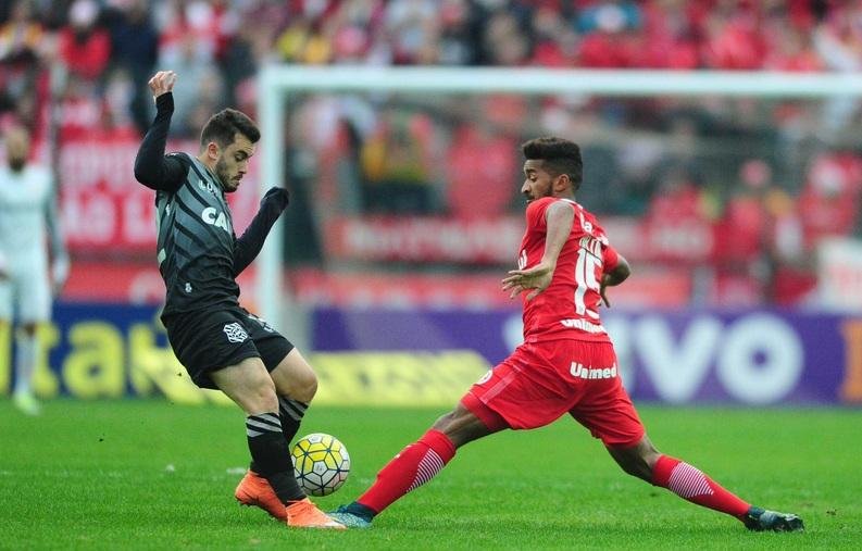 Artur (&agrave; direita) teve atua&ccedil;&atilde;o apagada diante do Figueirense