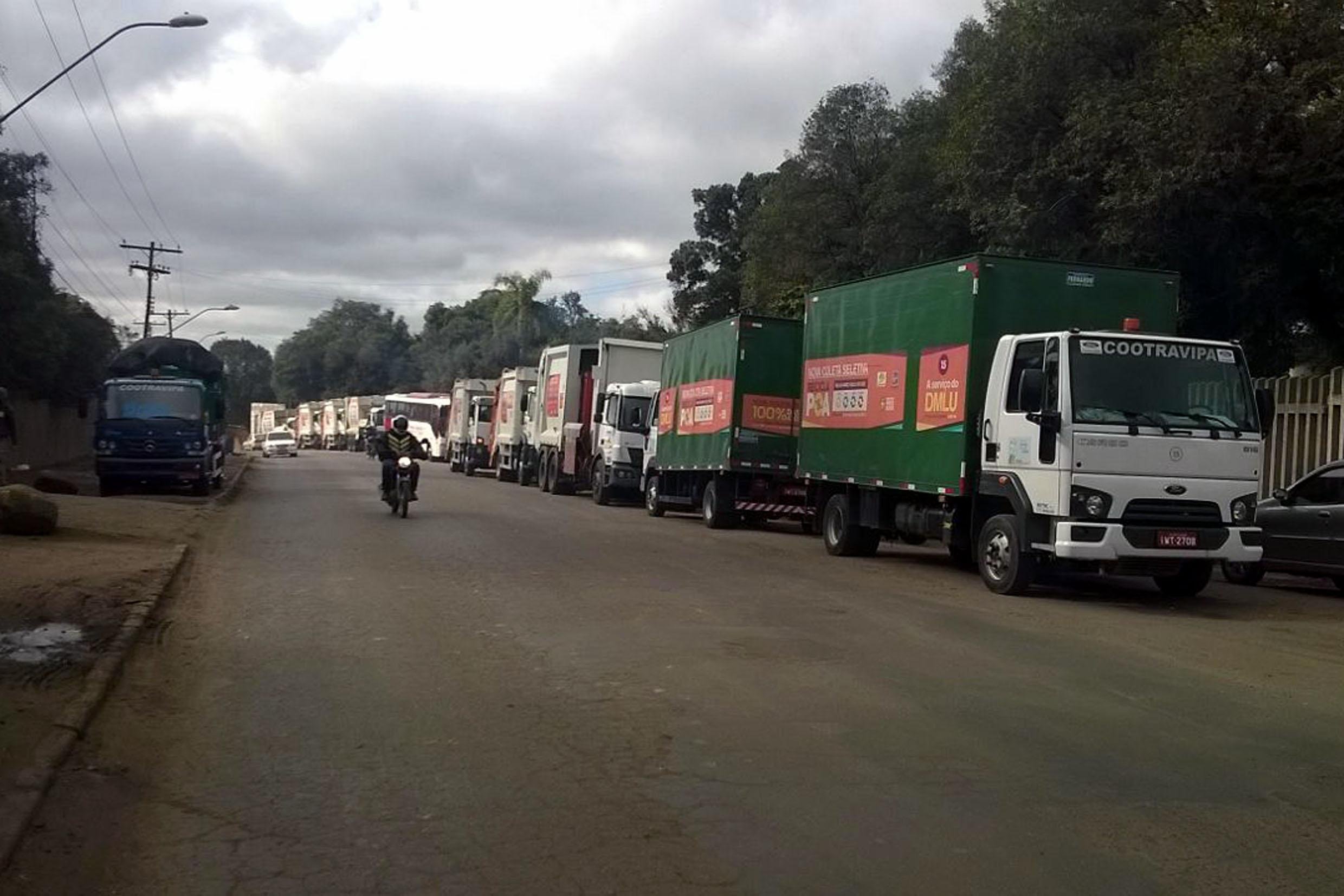 Protesto impede que 96 caminh&otilde;es acessem esta&ccedil;&atilde;o de lixo