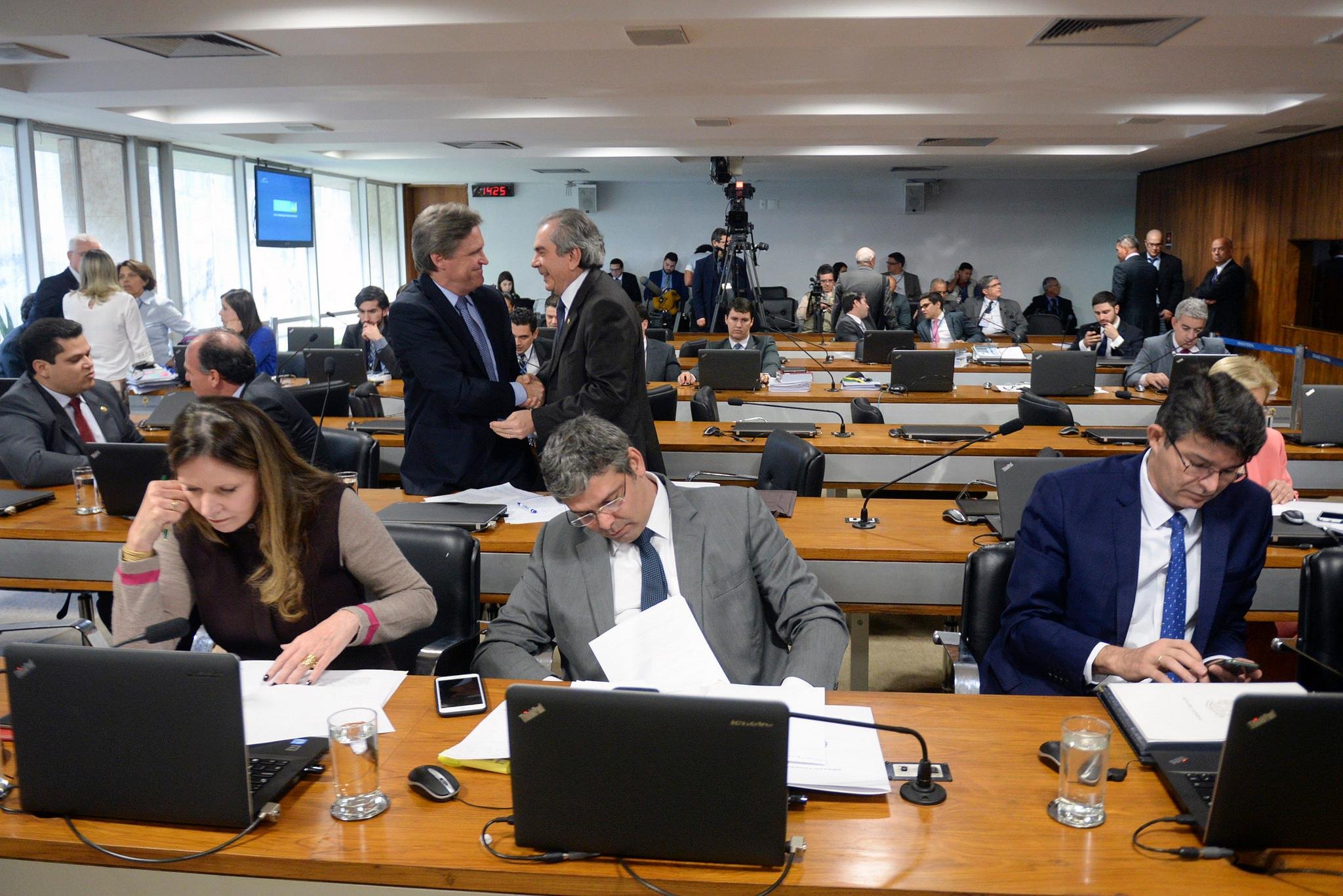 Acompanhe sess&atilde;o da comiss&atilde;o do Impeachment no Senado