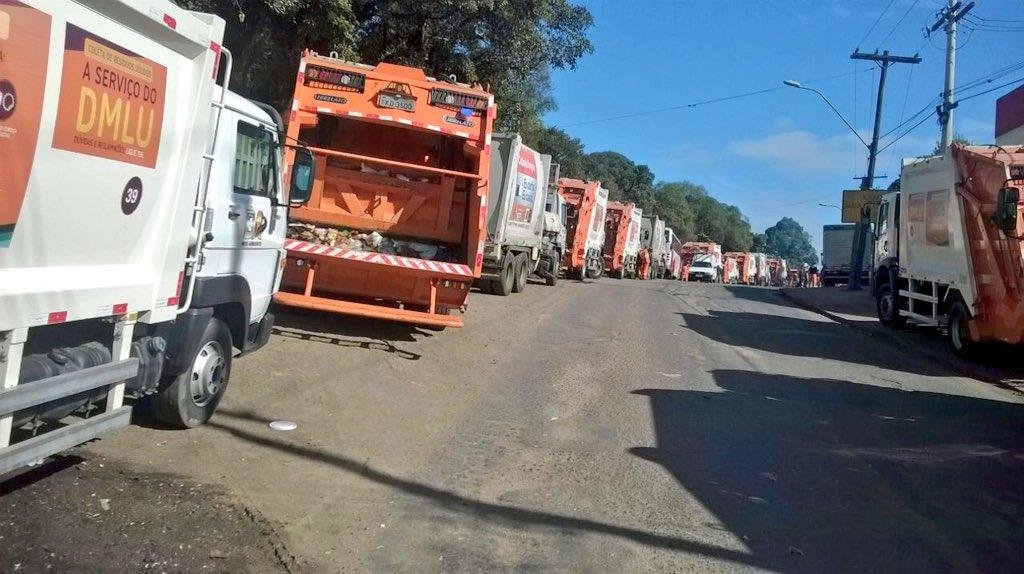 Mais de 60 caminh&otilde;es aguardam para descarregar res&iacute;duos