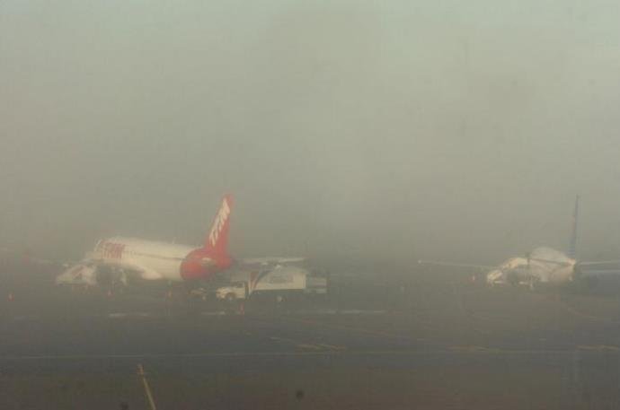 No domingo, mais de 80 voos sofreram problemas pela neblina