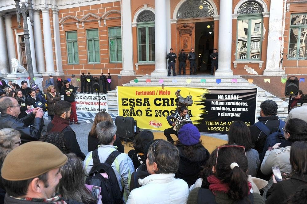 Municip&aacute;rios continuaram com manifesta&ccedil;&otilde;es no Pa&ccedil;o Municipal