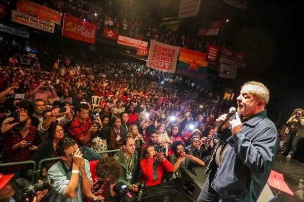 Lula discursou para militantes nesta segunda-feira