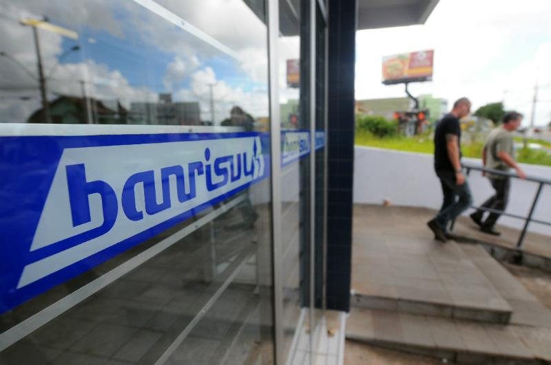Banrisul desconta empr&eacute;stimo antes de depositar 13&ordm; sal&aacute;rio a servidores